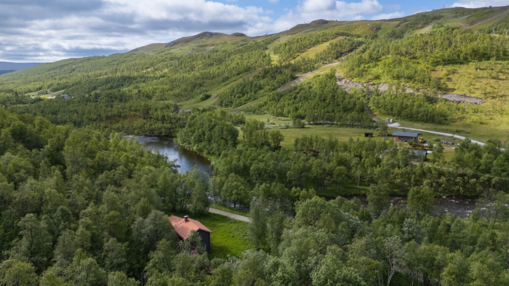 Fantastiskt läge med många möjligheter, direkt närhet till aktiviteter och mäktig fjällnatur!