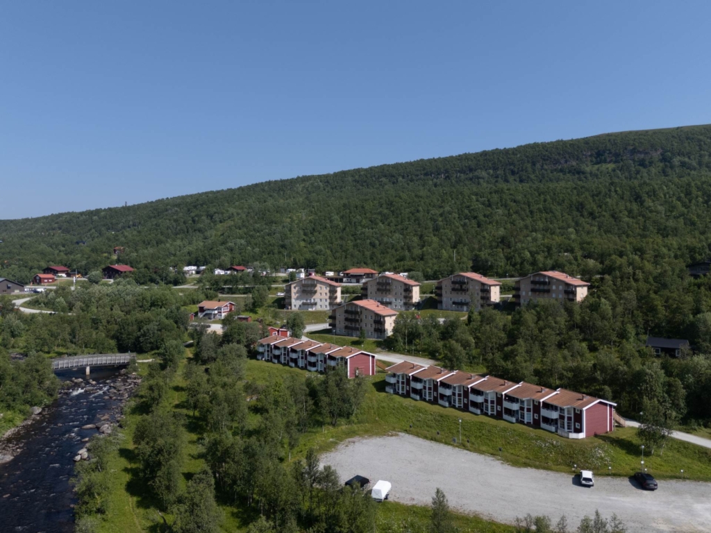 Lägenhet i röda byn med egen uteplats och utsikt mot skidbackarna