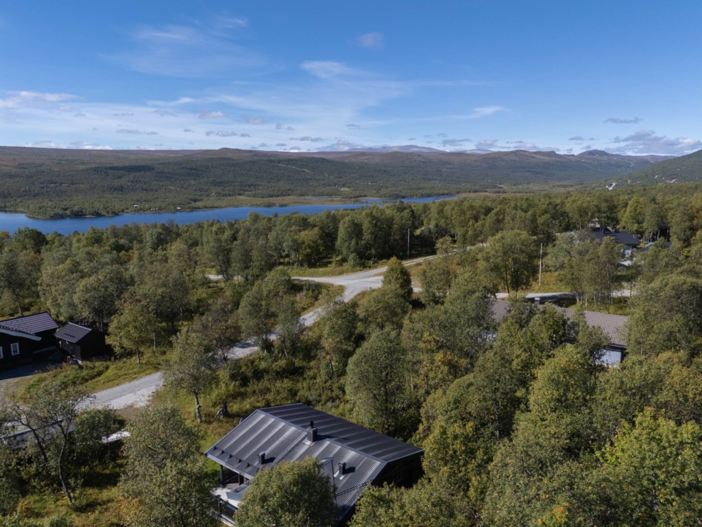 Fjällidyll på eftertraktade Åsvallen – med braskamin, söderläge och naturen runt knuten