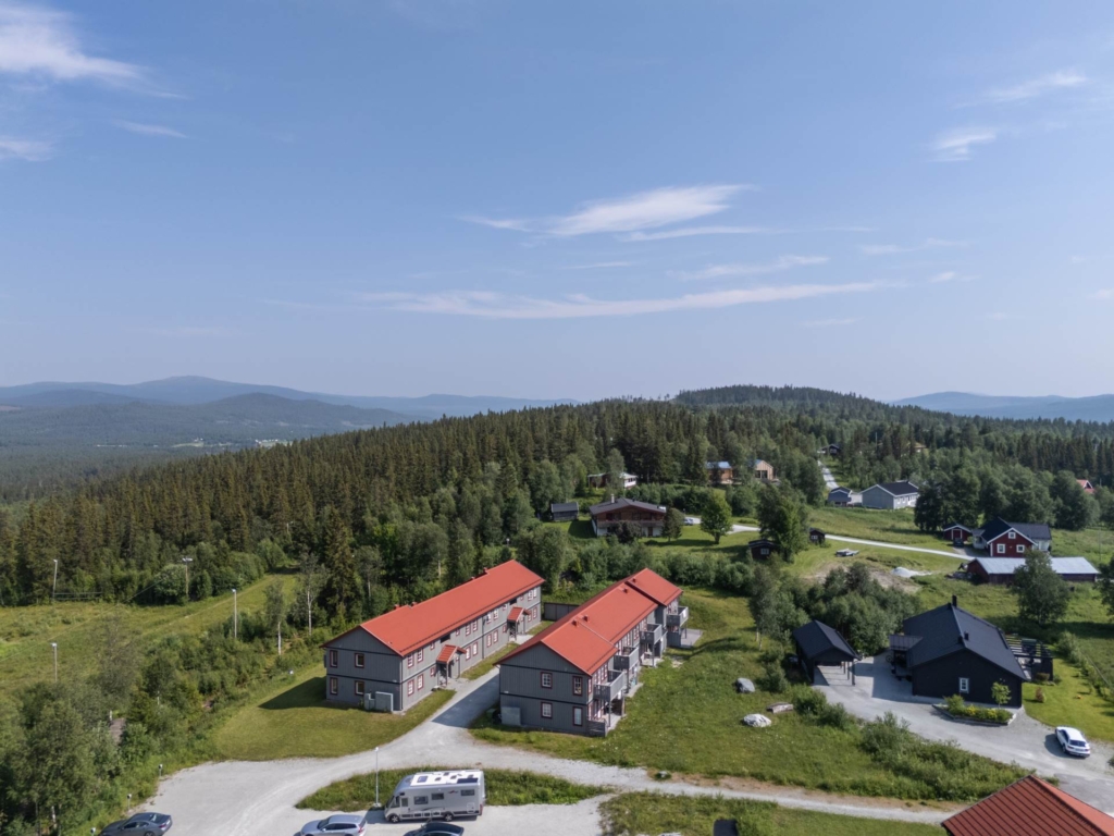 Ljus hörnlägenhet med fjällutsikt – nära backar, längdspår och byliv