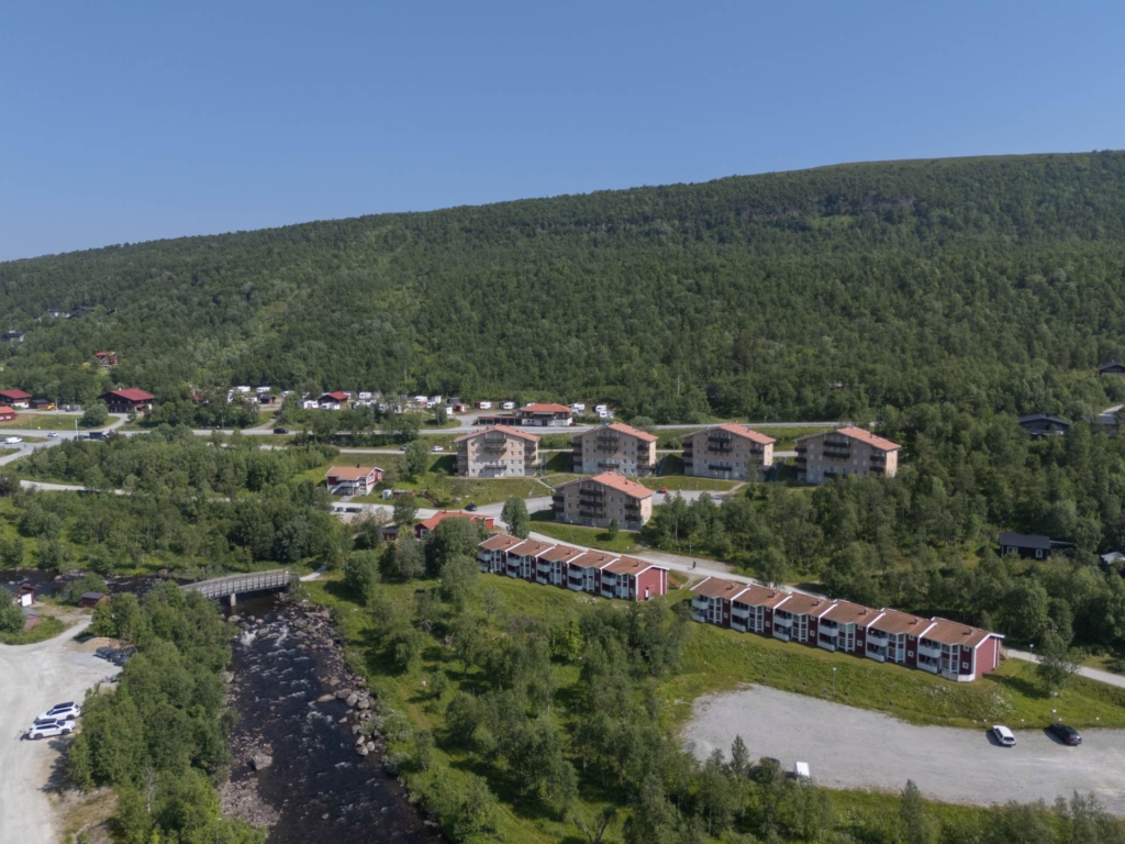 Lägenhet i röda byn med egen uteplats och utsikt mot skidbackarna