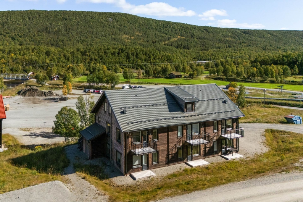 Modernt fjällboende mitt i Ramundberget – med backar och natur runt knuten