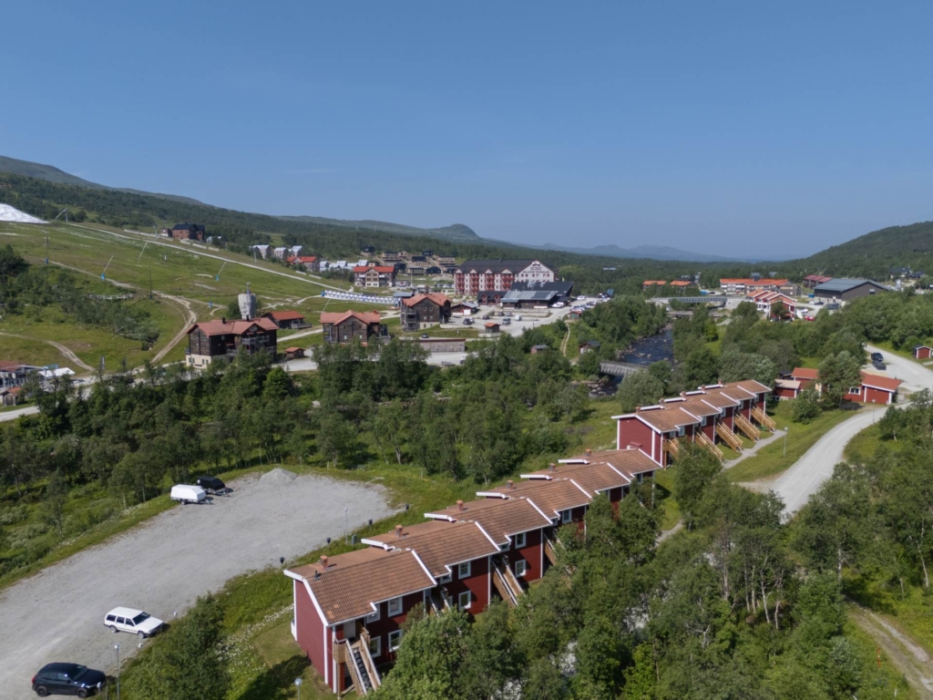 Lägenhet i röda byn med egen uteplats och utsikt mot skidbackarna