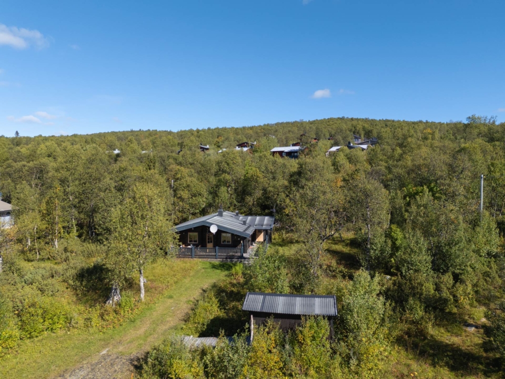 Fjällidyll på eftertraktade Åsvallen – med braskamin, söderläge och naturen runt knuten