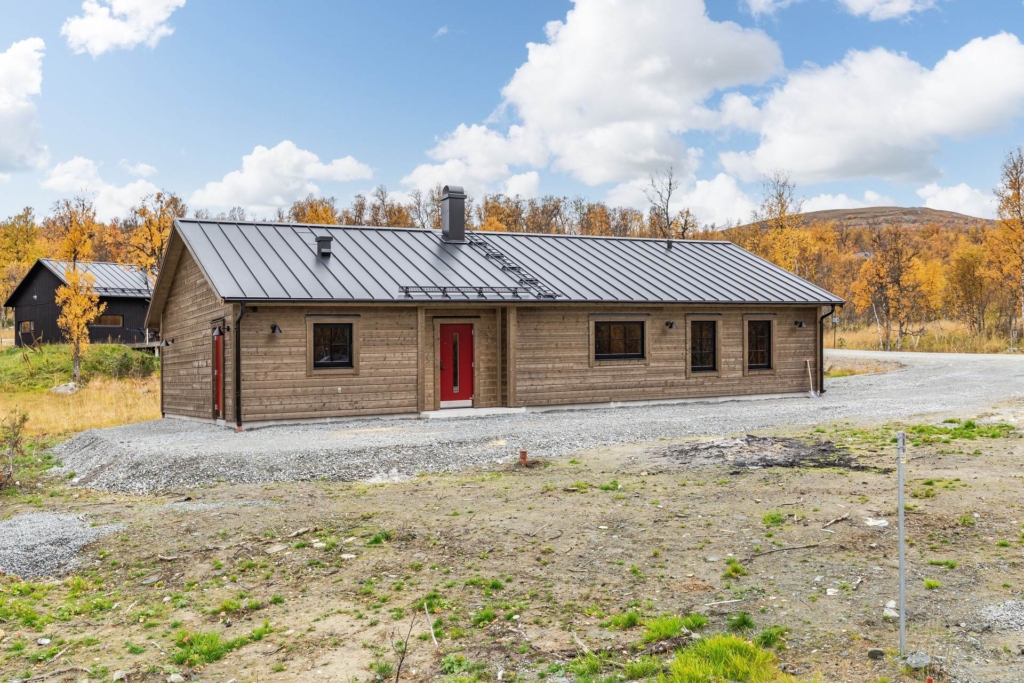Nybyggd fjälldröm med skidspåren utanför dörren