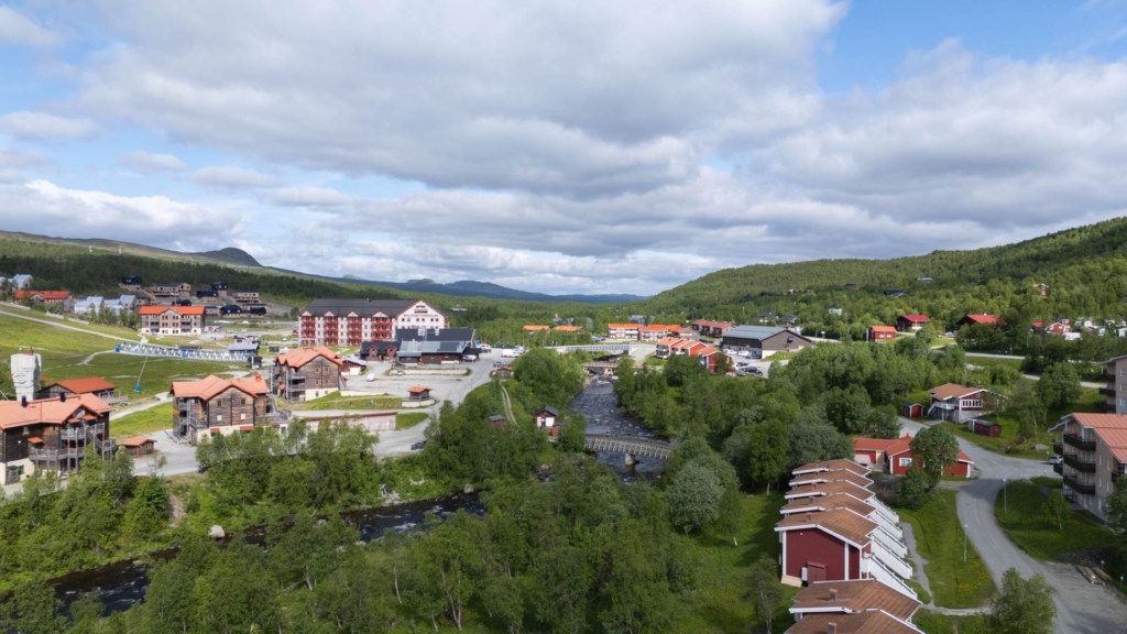 Fantastiskt läge med många möjligheter, direkt närhet till aktiviteter och mäktig fjällnatur!