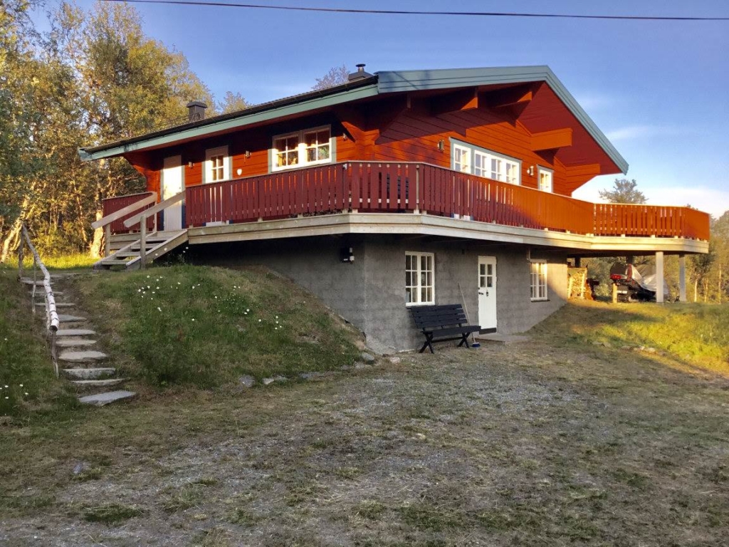 Hus med två lägenheter och härliga fjällvyer