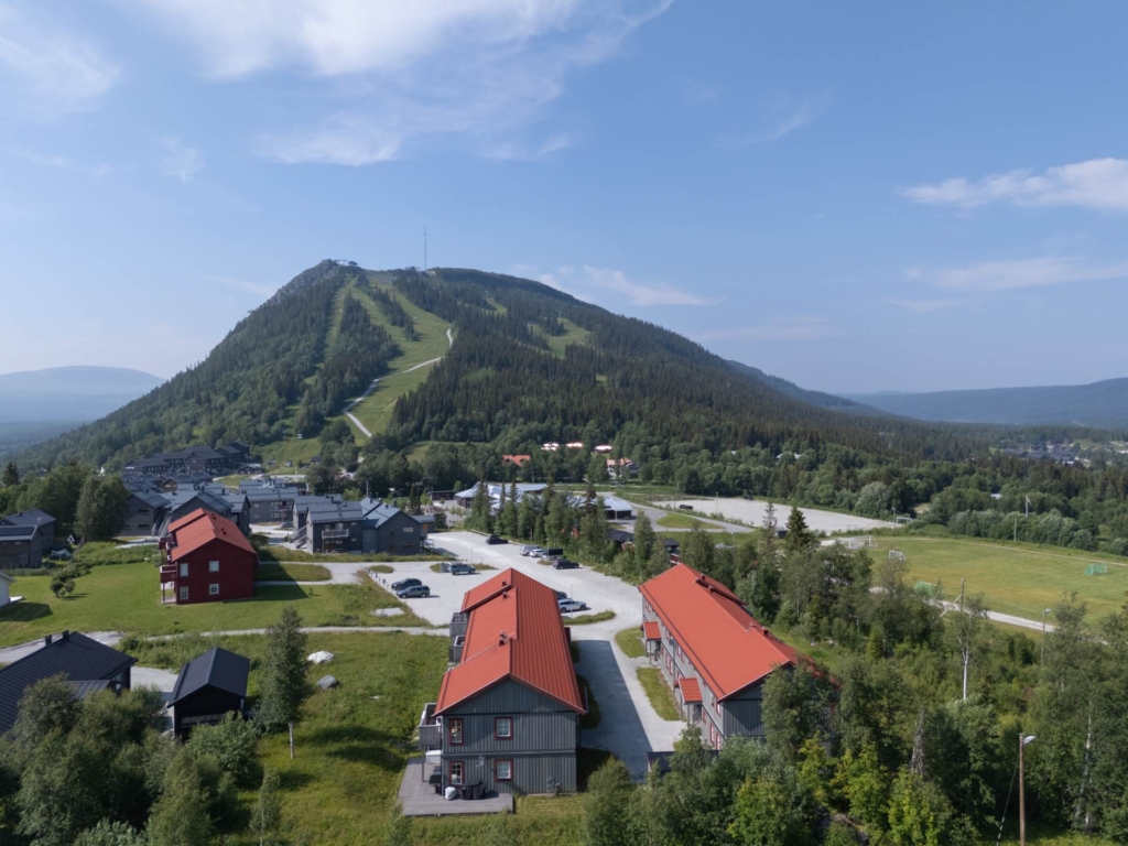 Ljus hörnlägenhet med fjällutsikt – nära backar, längdspår och byliv