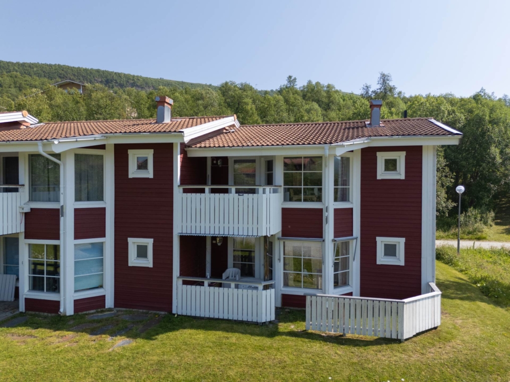 Lägenhet i röda byn med egen uteplats och utsikt mot skidbackarna