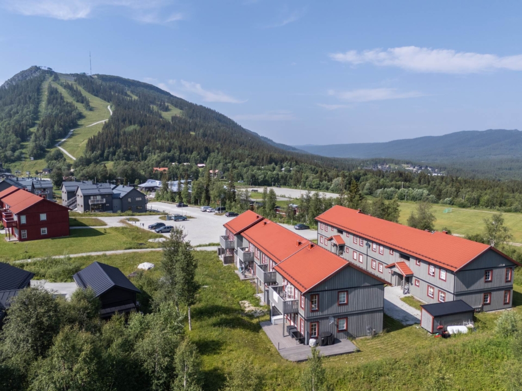 Ljus hörnlägenhet med fjällutsikt – nära backar, längdspår och byliv