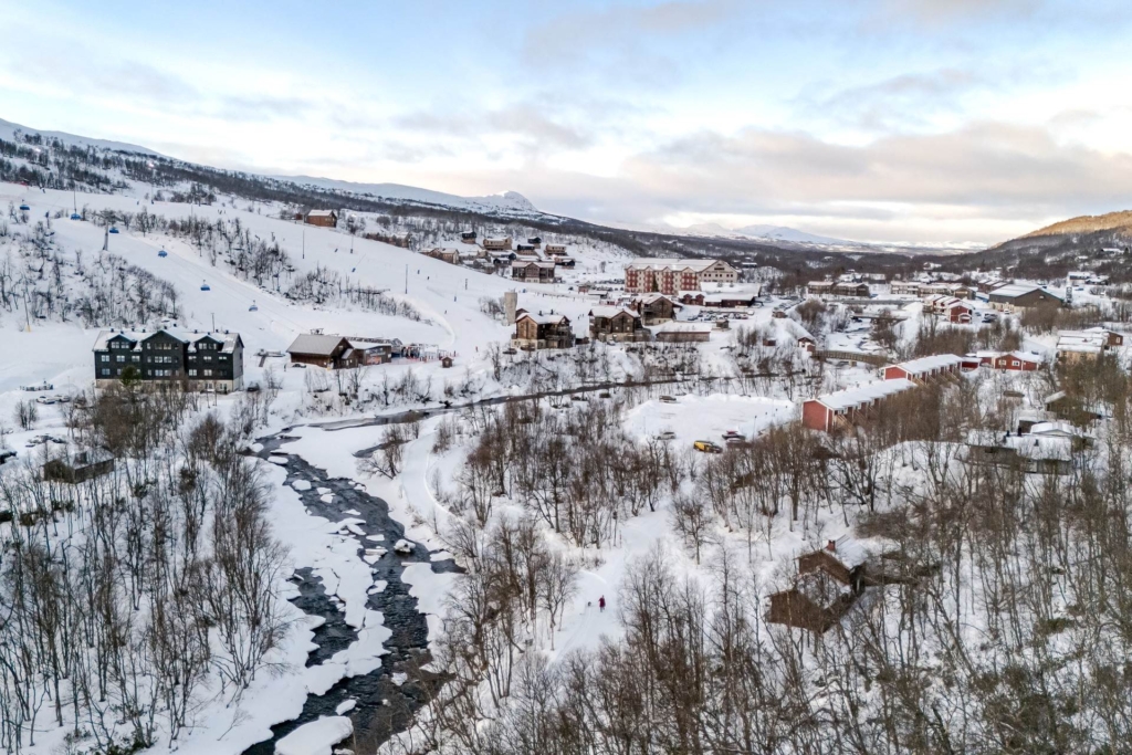 Fantastiskt läge med många möjligheter, direkt närhet till aktiviteter och mäktig fjällnatur!