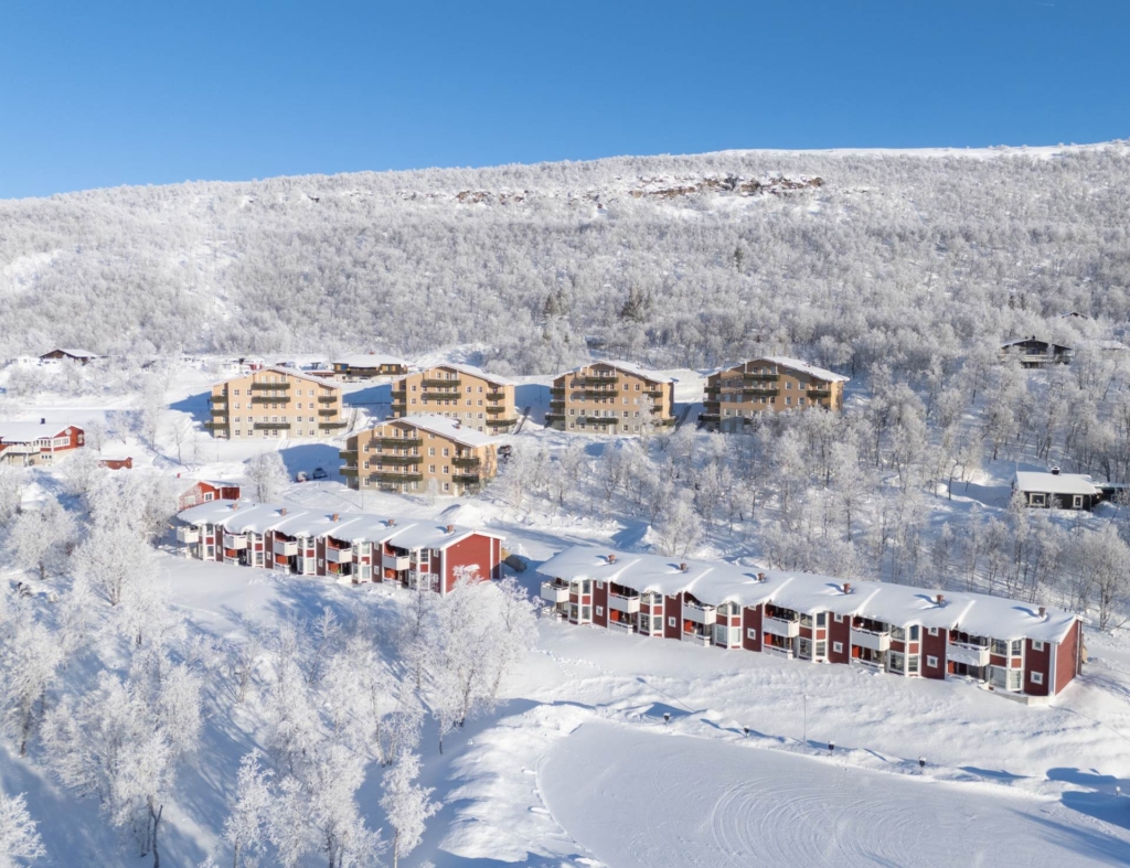 Lägenhet i röda byn med egen uteplats och utsikt mot skidbackarna