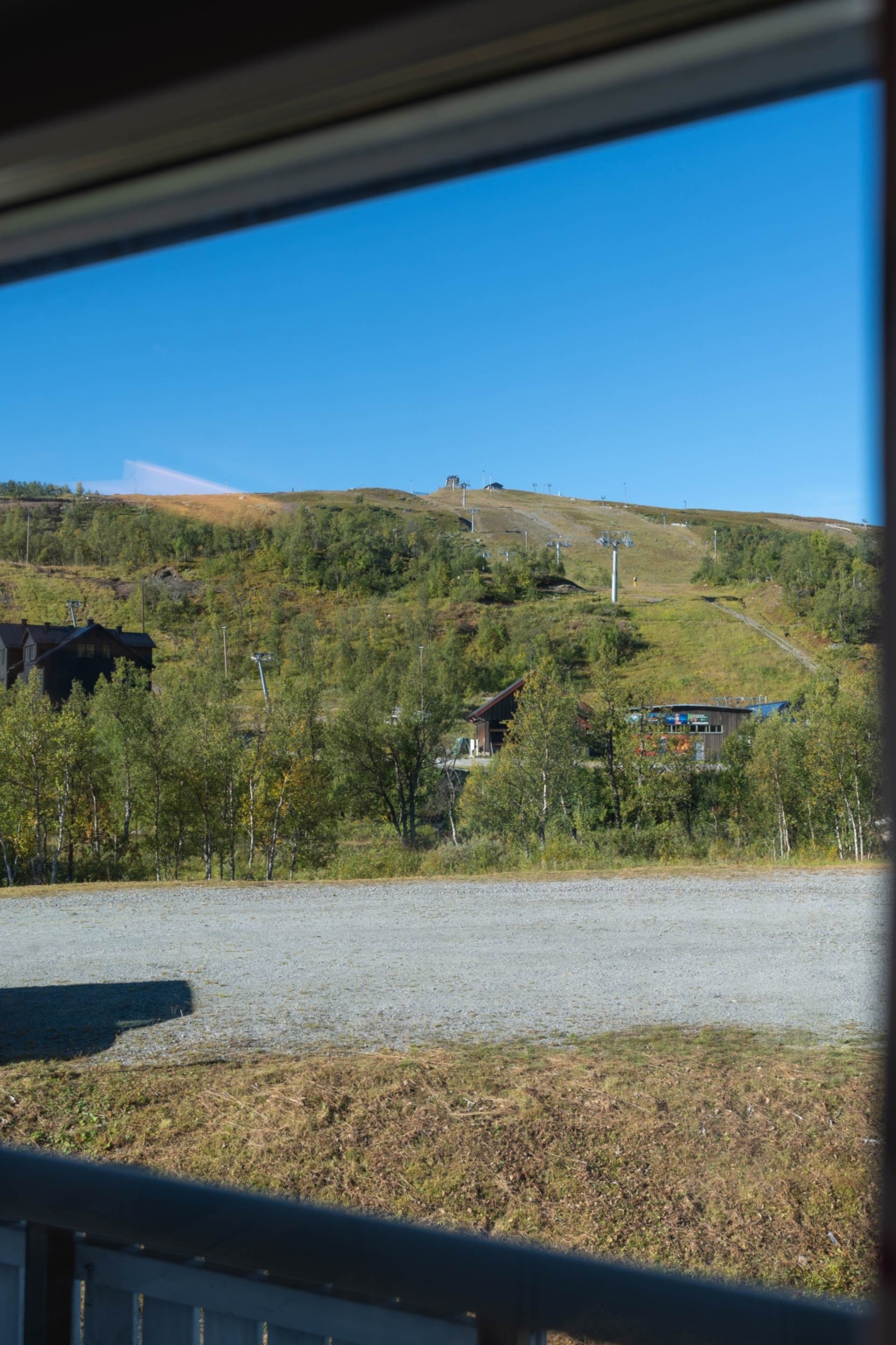 Lägenhet i röda byn med egen uteplats och utsikt mot skidbackarna