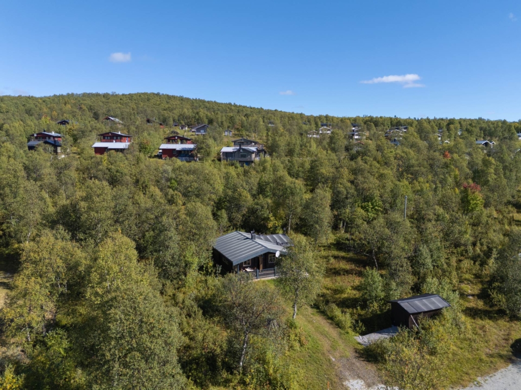 Fjällidyll på eftertraktade Åsvallen – med braskamin, söderläge och naturen runt knuten