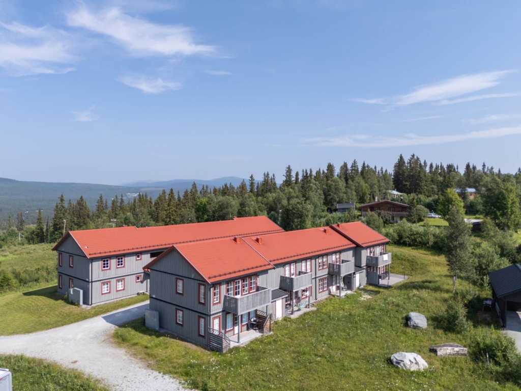 Ljus hörnlägenhet med fjällutsikt – nära backar, längdspår och byliv