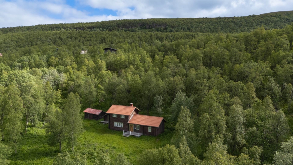 Fantastiskt läge med många möjligheter, direkt närhet till aktiviteter och mäktig fjällnatur!