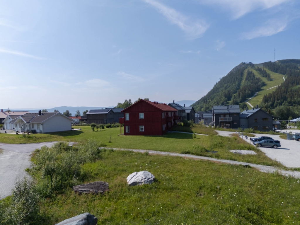 Ljus hörnlägenhet med fjällutsikt – nära backar, längdspår och byliv